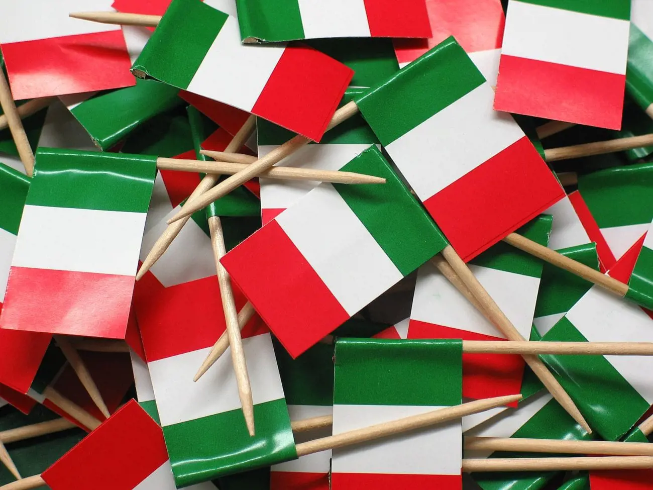 blow-flags-and-pennants-italy-flag-wallpaper