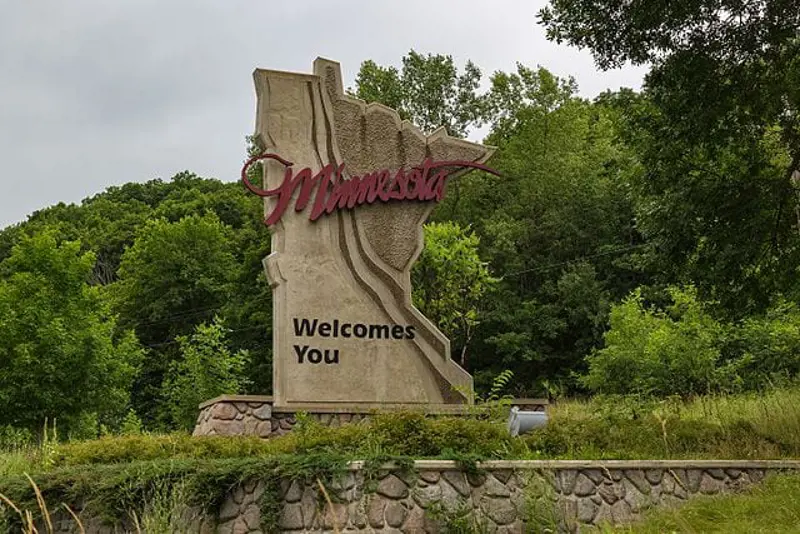 Minnesota_Welcome_Sign_-_Minnesota_Welcomes_You_-_Taylors_Falls_28269804891_0