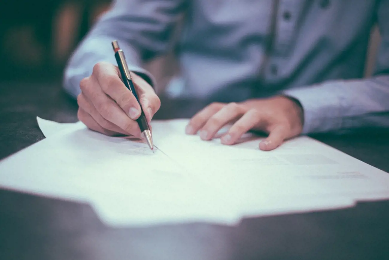 desk-writing-work-hand-man-table-655321-pxhere.com4_-scaled