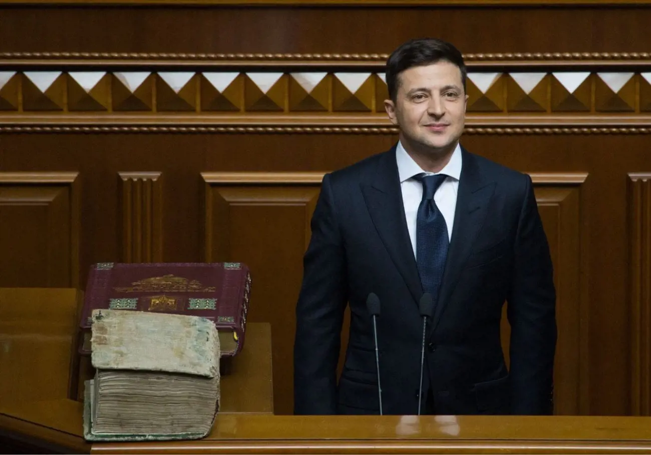Volodymyr_Zelensky_2019_presidential_inauguration_05-scaled
