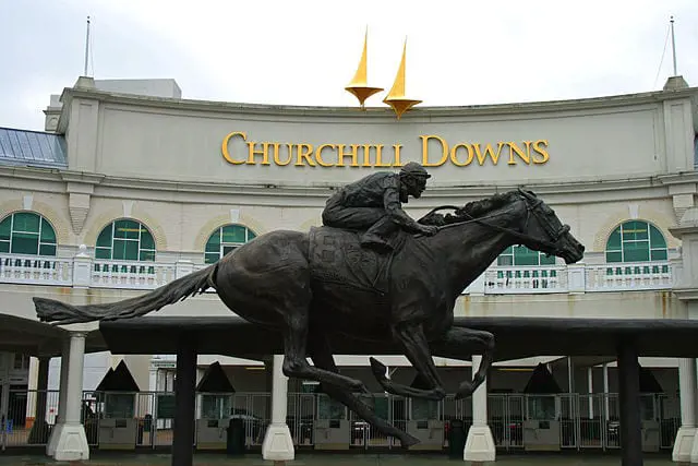 640px-Churchill_Downs_Entrance_Barbaro_Statue