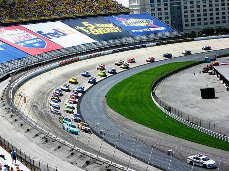 640px-2012_NASCAR_Sprint_Cup_Series_FedEx_400_at_Dover_International_Speedway